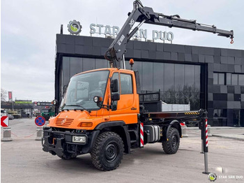 Camion con gru UNIMOG U300