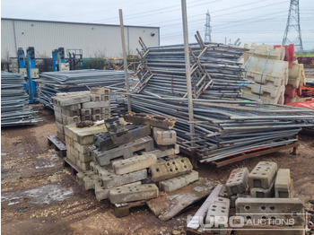 Attrezzatura da costruzione Stillage of Heras Fencing, Pallet of Fencing Feet (2 of), Pallet of Breeze Blocks, Bundle of Metal Safety Barriers: foto 4