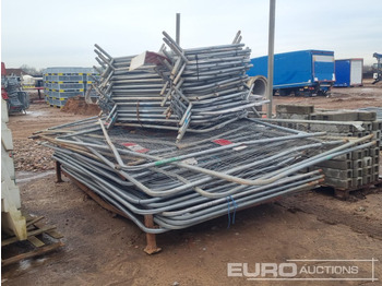 Attrezzatura da costruzione Stillage of Heras Fencing, Pallet of Fencing Feet (2 of), Pallet of Breeze Blocks, Bundle of Metal Safety Barriers: foto 2