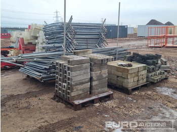 Attrezzatura da costruzione Stillage of Heras Fencing, Pallet of Fencing Feet (2 of), Pallet of Breeze Blocks, Bundle of Metal Safety Barriers: foto 3