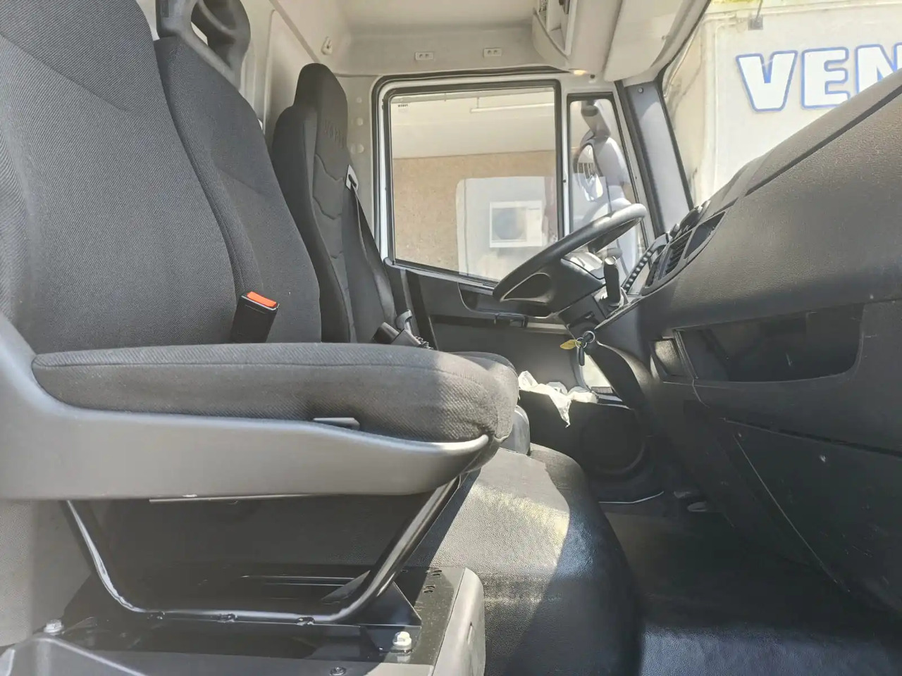 Autocarro furgonato IVECO EUROCARGO 140E28P: foto 9