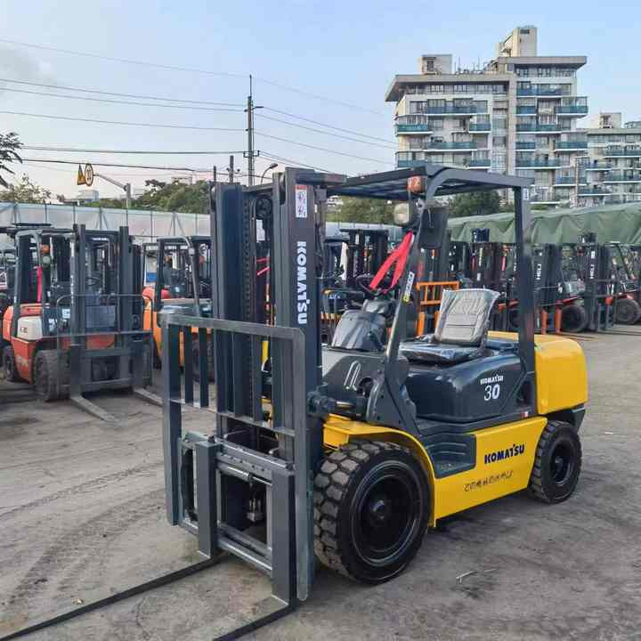 Carrello elevatore diesel used Komatsu Forklifts FD30 second hand komatsu FD30 forklifts used used forklift for sale: foto 6