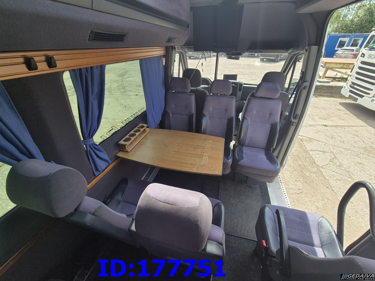 Pullman MERCEDES-BENZ Sprinter 518 - VIP - 17-seater: foto 27