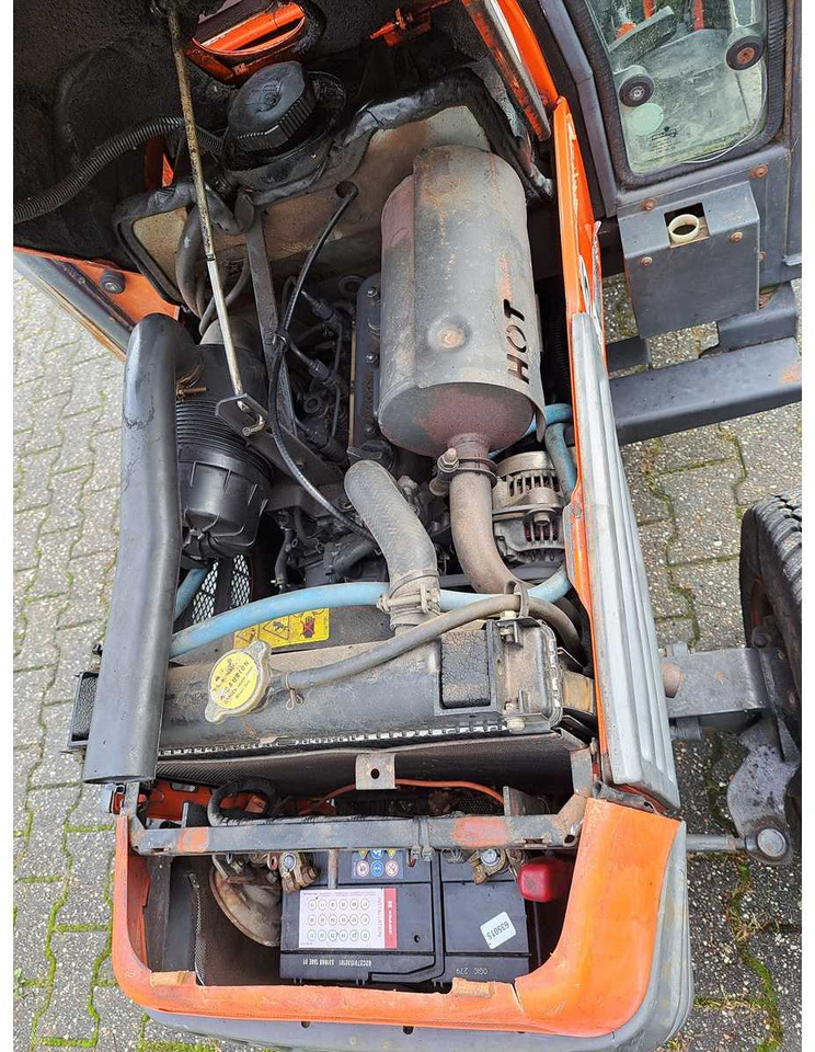 Trattore piccolo Kubota B2400: foto 11