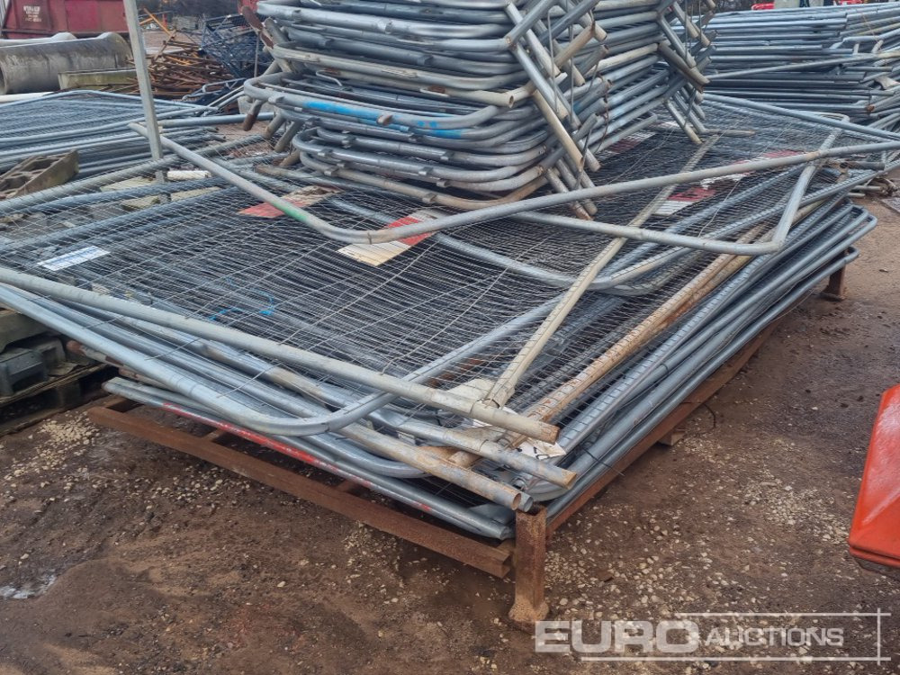 Attrezzatura da costruzione Stillage of Heras Fencing, Pallet of Fencing Feet (2 of), Pallet of Breeze Blocks, Bundle of Metal Safety Barriers: foto 6