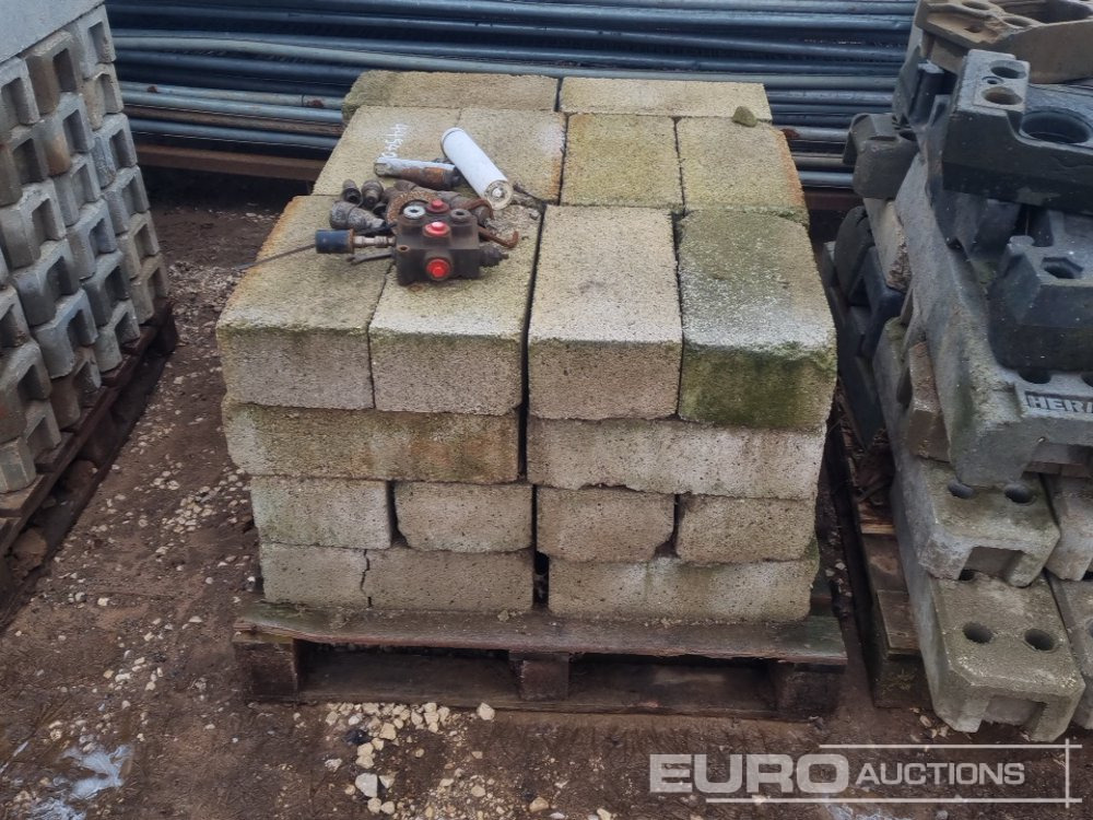 Attrezzatura da costruzione Stillage of Heras Fencing, Pallet of Fencing Feet (2 of), Pallet of Breeze Blocks, Bundle of Metal Safety Barriers: foto 8