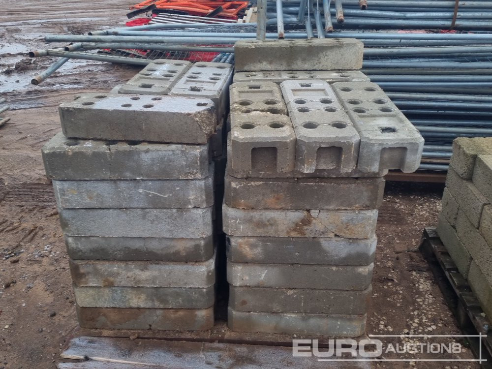 Attrezzatura da costruzione Stillage of Heras Fencing, Pallet of Fencing Feet (2 of), Pallet of Breeze Blocks, Bundle of Metal Safety Barriers: foto 9